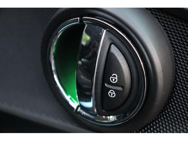 ＭＩＮＩ クーパーＳＤ　クラブマン　当店買取車両　インテリジェントＳ　ＡＣＣ　純正ナビ　ＢＴ　ＵＳＢ　Ｂカメラ　Ｐセンサー　ステアＳ　Ａライト　Ｆ／Ｒフォグ　Ａワイパー　アンビエントライト　純正１７インチＡＷ　ミラー一体型ＥＴＣ　禁煙（50枚目）