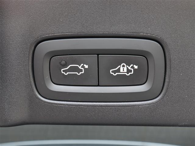 Ｖ９０ Ｔ６　ＡＷＤ　インスクリプション　パノラマＳＲ　Ｂｏｗｅｒｓ＆Ｗｉｌｋｉｎｓ　茶革　アクティブクルーズコントロール　ヘッドアップディスプレイ　ブラインドスポットモニター　レーンキープ　３６０°　純２０ＡＷ　純ナビ　ＬＥＤオートライト（18枚目）