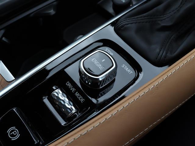 Ｖ９０ Ｔ６　ＡＷＤ　インスクリプション　パノラマＳＲ　Ｂｏｗｅｒｓ＆Ｗｉｌｋｉｎｓ　茶革　アクティブクルーズコントロール　ヘッドアップディスプレイ　ブラインドスポットモニター　レーンキープ　３６０°　純２０ＡＷ　純ナビ　ＬＥＤオートライト（26枚目）