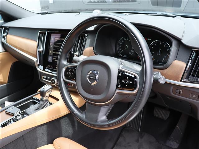 Ｖ９０ Ｔ６　ＡＷＤ　インスクリプション　パノラマＳＲ　Ｂｏｗｅｒｓ＆Ｗｉｌｋｉｎｓ　茶革　アクティブクルーズコントロール　ヘッドアップディスプレイ　ブラインドスポットモニター　レーンキープ　３６０°　純２０ＡＷ　純ナビ　ＬＥＤオートライト（39枚目）