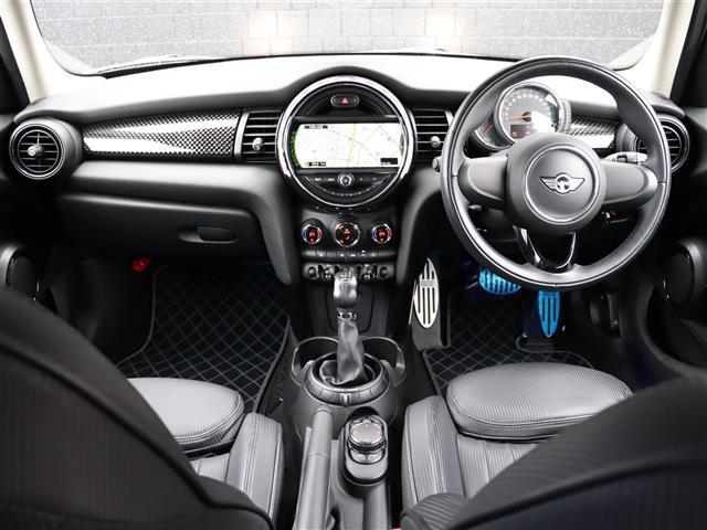 ＭＩＮＩ クーパーＳ　純正ナビ【ＢＴ／ＡＵＸ】カーボン調シートカバー　バックカメラ　ドライビングモードスイッチ　アンビエントライト　ミラー一体型ＥＴＣ　純正１７インチＡＷ　ＬＥＤヘッドライト　純正フロアマット　禁煙車（2枚目）
