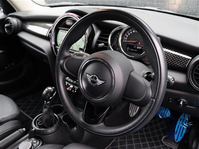 ＭＩＮＩ クーパーＳ　純正ナビ【ＢＴ／ＡＵＸ】カーボン調シートカバー　バックカメラ　ドライビングモードスイッチ　アンビエントライト　ミラー一体型ＥＴＣ　純正１７インチＡＷ　ＬＥＤヘッドライト　純正フロアマット　禁煙車（18枚目）