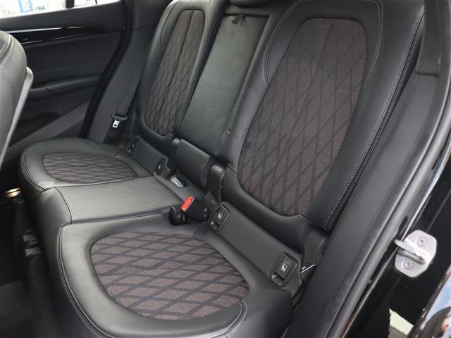 特別なクルマを選ぶための贅沢な空間をご用意。ゆったりと落ち着いた空間でコーヒーを飲みながら車選びをお楽しみください。