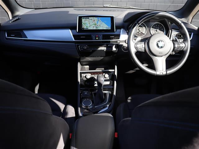 ２シリーズ ２２５ｉ　ｘＤｒｉｖｅアクティブツアラー　Ｍスポーツ　インテリジェントセーフティ　パワーシート　シートヒーター　純正ナビ　バックカメラ　コンフォートアクセス　パワーテールゲート　パドルシフト　コーナーセンサー　パーキングアシスト　ミラー型ＥＴＣ　ＬＥＤ（42枚目）