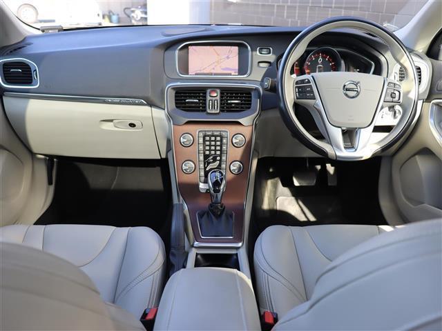 V40 クロスカントリー T5 AWDクラシックエディション 純正ナビ【BT/フルセグTV/HDD】ガラスルーフ 白レザーシート アダプティブクルーズコントロール パドルシフト シティセーフティ バックカメラ レーンキーピングエイド シートヒーター 禁煙車(2枚目)