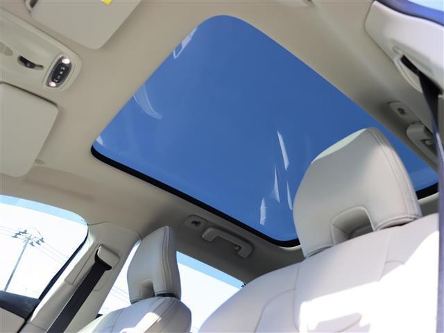 V40 クロスカントリー T5 AWDクラシックエディション 純正ナビ【BT/フルセグTV/HDD】ガラスルーフ 白レザーシート アダプティブクルーズコントロール パドルシフト シティセーフティ バックカメラ レーンキーピングエイド シートヒーター 禁煙車(3枚目)