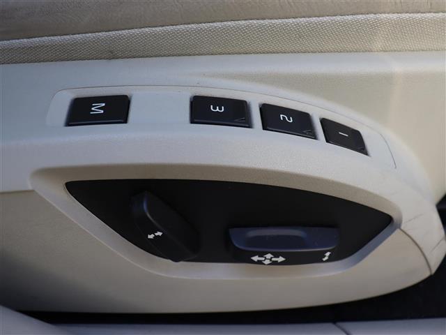 V40 クロスカントリー T5 AWDクラシックエディション 純正ナビ【BT/フルセグTV/HDD】ガラスルーフ 白レザーシート アダプティブクルーズコントロール パドルシフト シティセーフティ バックカメラ レーンキーピングエイド シートヒーター 禁煙車(10枚目)