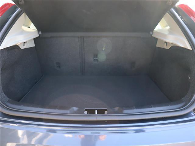 V40 クロスカントリー T5 AWDクラシックエディション 純正ナビ【BT/フルセグTV/HDD】ガラスルーフ 白レザーシート アダプティブクルーズコントロール パドルシフト シティセーフティ バックカメラ レーンキーピングエイド シートヒーター 禁煙車(15枚目)