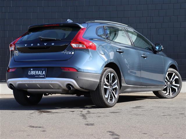 V40 クロスカントリー T5 AWDクラシックエディション 純正ナビ【BT/フルセグTV/HDD】ガラスルーフ 白レザーシート アダプティブクルーズコントロール パドルシフト シティセーフティ バックカメラ レーンキーピングエイド シートヒーター 禁煙車(20枚目)