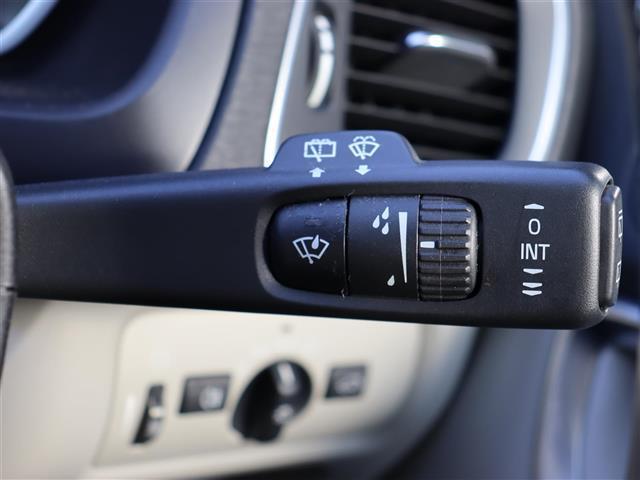 V40 クロスカントリー T5 AWDクラシックエディション 純正ナビ【BT/フルセグTV/HDD】ガラスルーフ 白レザーシート アダプティブクルーズコントロール パドルシフト シティセーフティ バックカメラ レーンキーピングエイド シートヒーター 禁煙車(27枚目)