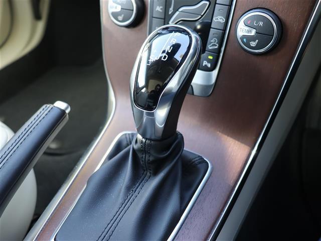 V40 クロスカントリー T5 AWDクラシックエディション 純正ナビ【BT/フルセグTV/HDD】ガラスルーフ 白レザーシート アダプティブクルーズコントロール パドルシフト シティセーフティ バックカメラ レーンキーピングエイド シートヒーター 禁煙車(31枚目)