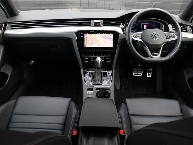パサートヴァリアント ＴＤＩ　Ｒライン　純正ナビ【ＢＴ／フルセグＴＶ】バーチャルコックピット　ヘッドアップディスプレイ　３６０°カメラ　レザーシート　パワーバックドア　アダプティブクルーズコントロール　パドルシフト　シートヒーター　禁煙車（2枚目）
