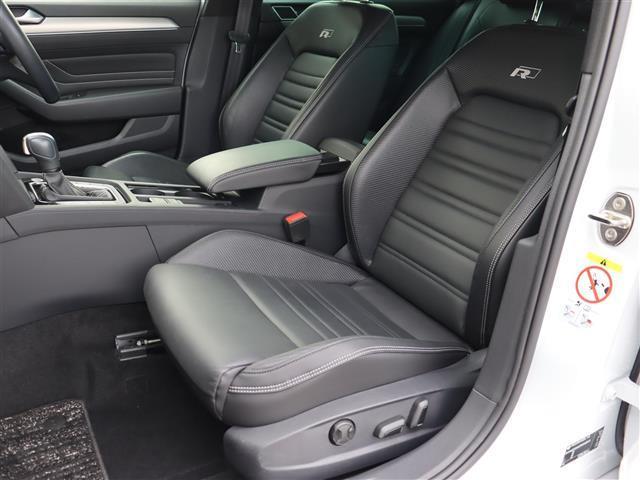 パサートヴァリアント ＴＤＩ　Ｒライン　純正ナビ【ＢＴ／フルセグＴＶ】バーチャルコックピット　ヘッドアップディスプレイ　３６０°カメラ　レザーシート　パワーバックドア　アダプティブクルーズコントロール　パドルシフト　シートヒーター　禁煙車（10枚目）