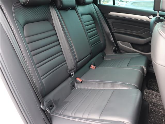 パサートヴァリアント ＴＤＩ　Ｒライン　純正ナビ【ＢＴ／フルセグＴＶ】バーチャルコックピット　ヘッドアップディスプレイ　３６０°カメラ　レザーシート　パワーバックドア　アダプティブクルーズコントロール　パドルシフト　シートヒーター　禁煙車（12枚目）