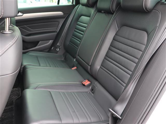 パサートヴァリアント ＴＤＩ　Ｒライン　純正ナビ【ＢＴ／フルセグＴＶ】バーチャルコックピット　ヘッドアップディスプレイ　３６０°カメラ　レザーシート　パワーバックドア　アダプティブクルーズコントロール　パドルシフト　シートヒーター　禁煙車（13枚目）