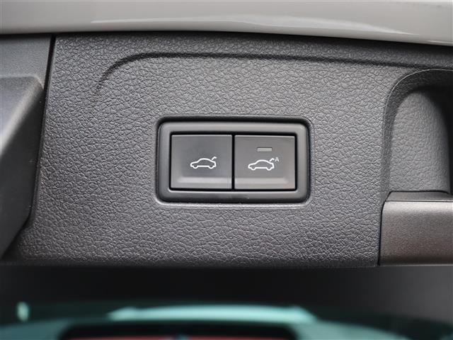 パサートヴァリアント ＴＤＩ　Ｒライン　純正ナビ【ＢＴ／フルセグＴＶ】バーチャルコックピット　ヘッドアップディスプレイ　３６０°カメラ　レザーシート　パワーバックドア　アダプティブクルーズコントロール　パドルシフト　シートヒーター　禁煙車（14枚目）