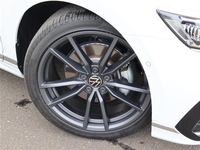 パサートヴァリアント ＴＤＩ　Ｒライン　純正ナビ【ＢＴ／フルセグＴＶ】バーチャルコックピット　ヘッドアップディスプレイ　３６０°カメラ　レザーシート　パワーバックドア　アダプティブクルーズコントロール　パドルシフト　シートヒーター　禁煙車（18枚目）