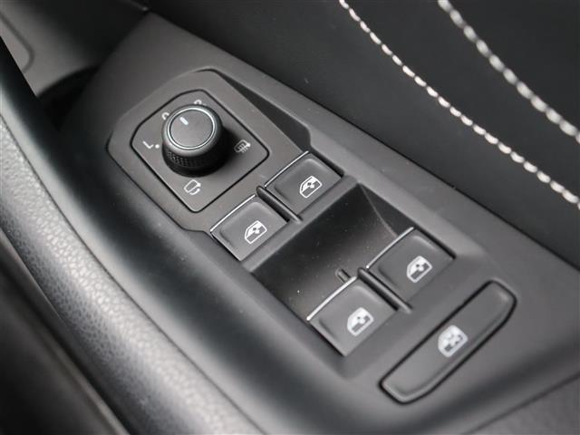 パサートヴァリアント ＴＤＩ　Ｒライン　純正ナビ【ＢＴ／フルセグＴＶ】バーチャルコックピット　ヘッドアップディスプレイ　３６０°カメラ　レザーシート　パワーバックドア　アダプティブクルーズコントロール　パドルシフト　シートヒーター　禁煙車（27枚目）