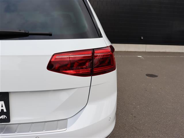 パサートヴァリアント ＴＤＩ　Ｒライン　純正ナビ【ＢＴ／フルセグＴＶ】バーチャルコックピット　ヘッドアップディスプレイ　３６０°カメラ　レザーシート　パワーバックドア　アダプティブクルーズコントロール　パドルシフト　シートヒーター　禁煙車（43枚目）