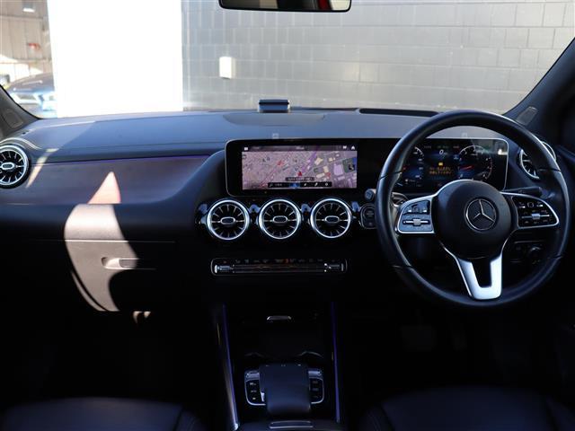 Bクラス B180 レーダーセーフティPKG パノラマスライディングルーフ 純正ナビ【BT/USB】ワイヤレス充電 360°カメラ ヘッドアップディスプレイ パワーバックドア レザーシート ACC シートヒーター 禁煙車(2枚目)