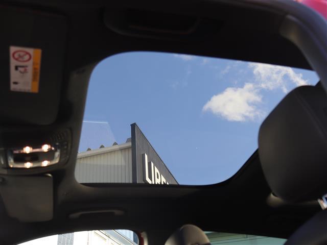 Bクラス B180 レーダーセーフティPKG パノラマスライディングルーフ 純正ナビ【BT/USB】ワイヤレス充電 360°カメラ ヘッドアップディスプレイ パワーバックドア レザーシート ACC シートヒーター 禁煙車(3枚目)