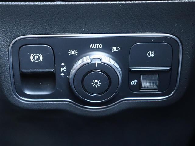 Bクラス B180 レーダーセーフティPKG パノラマスライディングルーフ 純正ナビ【BT/USB】ワイヤレス充電 360°カメラ ヘッドアップディスプレイ パワーバックドア レザーシート ACC シートヒーター 禁煙車(33枚目)