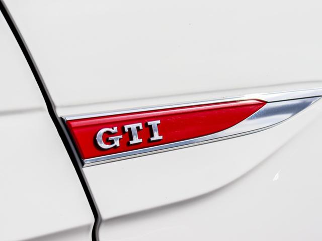 ポロＧＴＩ ベースグレード　純正ナビ【ＢＴ／ＣＤ／ＤＶＤ／ＳＤ】アダプティブクルーズコントロール　プリクラッシュブレーキシステム　パドルシフト　バックカメラ　純正フロアマット　ビルトインＥＴＣ　純正ＡＷ　フォグランプ　禁煙車（55枚目）