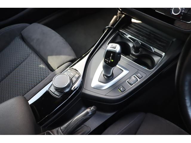 マットブラックにホワイトのＬＩＢＥＲＡＬＡのロゴの建物と看板が目印です。