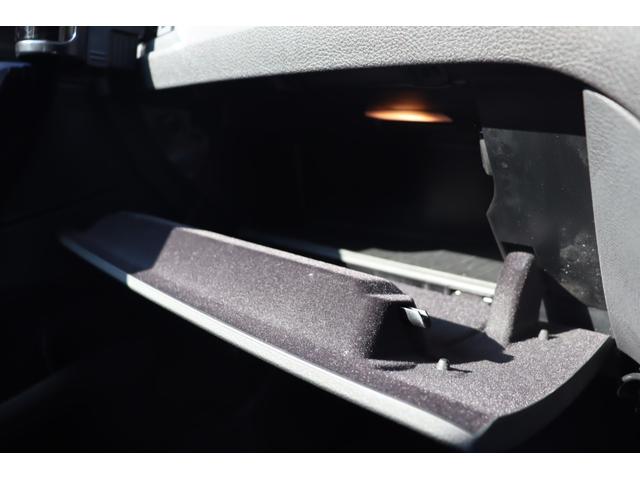 マットブラックにホワイトのＬＩＢＥＲＡＬＡのロゴの建物と看板が目印です。