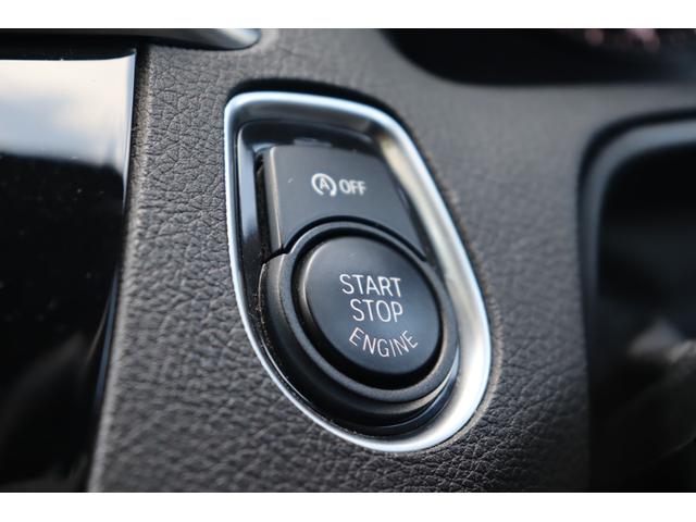 マットブラックにホワイトのＬＩＢＥＲＡＬＡのロゴの建物と看板が目印です。