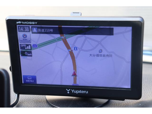 マットブラックにホワイトのＬＩＢＥＲＡＬＡのロゴの建物と看板が目印です。