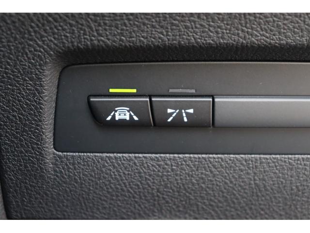 マットブラックにホワイトのＬＩＢＥＲＡＬＡのロゴの建物と看板が目印です。