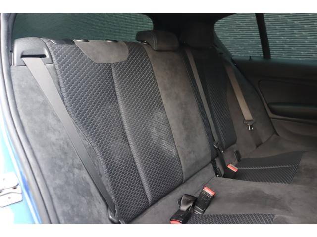 マットブラックにホワイトのＬＩＢＥＲＡＬＡのロゴの建物と看板が目印です。