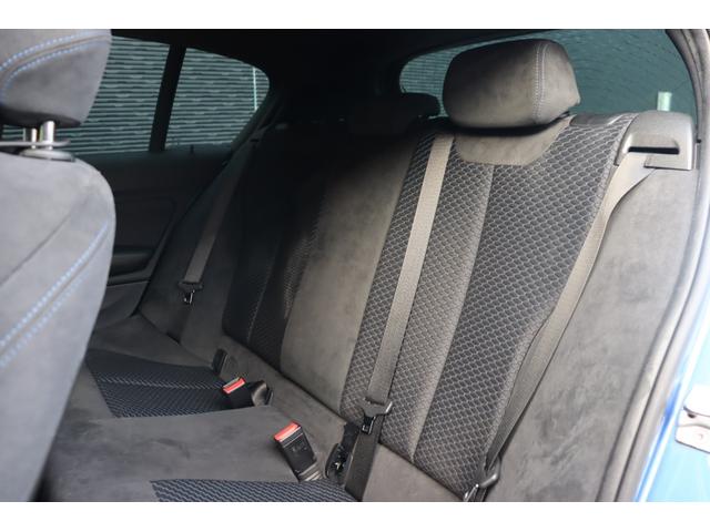 マットブラックにホワイトのＬＩＢＥＲＡＬＡのロゴの建物と看板が目印です。