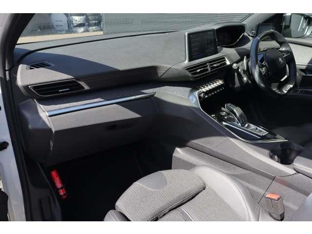 ５００８ ＧＴライン　ブルーＨＤｉ　１オナ　衝突軽減　ＡＣＣ　ＢＳＭ　純正ディスプレイＡ　ＣａｒＰｌａｙ　ＢＴ　ワイヤレス充電　Ｂカメラ　コーナーＳ　半革　シートＨ　Ｐシート　ステアＳ　Ｐシフト　純１８インチＡＷ　純ドアバイザー　ＥＴＣ（5枚目）