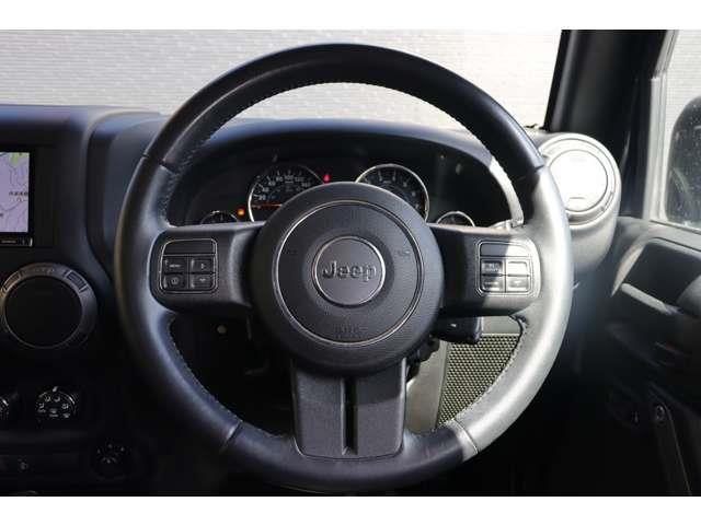 ジープ・ラングラーアンリミテッド スポーツ　当店買取車両　クルコン　社外ナビ　地デジ　ＢＴ　ＣＤ／ＤＶＤ　Ｂカメラ　サイドカメラ　ステアＳ　ＬＥＤライト　Ｆ／Ｒフォグ　純正１８インチＡＷ　純正フロアマット　ＥＴＣ　リモコンキー　スペアキー１本（2枚目）