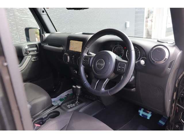 ジープ・ラングラーアンリミテッド スポーツ　当店買取車両　クルコン　社外ナビ　地デジ　ＢＴ　ＣＤ／ＤＶＤ　Ｂカメラ　サイドカメラ　ステアＳ　ＬＥＤライト　Ｆ／Ｒフォグ　純正１８インチＡＷ　純正フロアマット　ＥＴＣ　リモコンキー　スペアキー１本（3枚目）