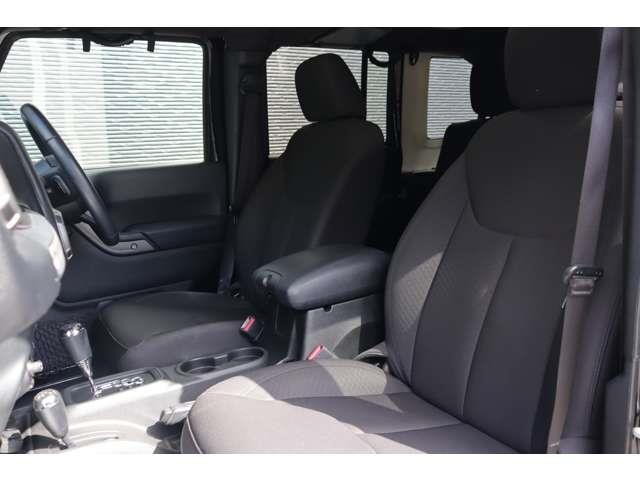 ジープ・ラングラーアンリミテッド スポーツ　当店買取車両　クルコン　社外ナビ　地デジ　ＢＴ　ＣＤ／ＤＶＤ　Ｂカメラ　サイドカメラ　ステアＳ　ＬＥＤライト　Ｆ／Ｒフォグ　純正１８インチＡＷ　純正フロアマット　ＥＴＣ　リモコンキー　スペアキー１本（6枚目）