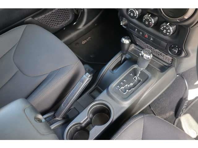 ジープ・ラングラーアンリミテッド スポーツ　当店買取車両　クルコン　社外ナビ　地デジ　ＢＴ　ＣＤ／ＤＶＤ　Ｂカメラ　サイドカメラ　ステアＳ　ＬＥＤライト　Ｆ／Ｒフォグ　純正１８インチＡＷ　純正フロアマット　ＥＴＣ　リモコンキー　スペアキー１本（30枚目）