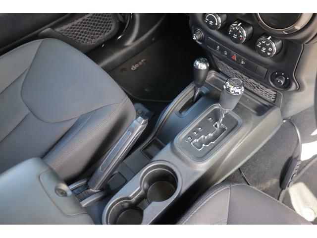 ジープ・ラングラーアンリミテッド スポーツ　当店買取車両　クルコン　社外ナビ　地デジ　ＢＴ　ＣＤ／ＤＶＤ　Ｂカメラ　サイドカメラ　ステアＳ　ＬＥＤライト　Ｆ／Ｒフォグ　純正１８インチＡＷ　純正フロアマット　ＥＴＣ　リモコンキー　スペアキー１本（45枚目）