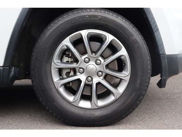 ジープ・グランドチェロキー ラレード　当店買取車両　クルコン　純正ナビ　ＣＤ　Ｂｌｕｅｔｏｏｔｈ　ＵＳＢ　地デジ　Ｂカメラ　Ｓカメラ　Ｆカメラ　パワーシートパドルシＳ　ステアＳ　Ａライト　Ｓステップ　純１８ＡＷ　社外ドラレコ　ＥＴＣ（13枚目）