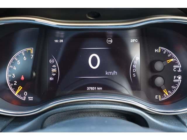 ジープ・グランドチェロキー ラレード　当店買取車両　クルコン　純正ナビ　ＣＤ　Ｂｌｕｅｔｏｏｔｈ　ＵＳＢ　地デジ　Ｂカメラ　Ｓカメラ　Ｆカメラ　パワーシートパドルシＳ　ステアＳ　Ａライト　Ｓステップ　純１８ＡＷ　社外ドラレコ　ＥＴＣ（16枚目）
