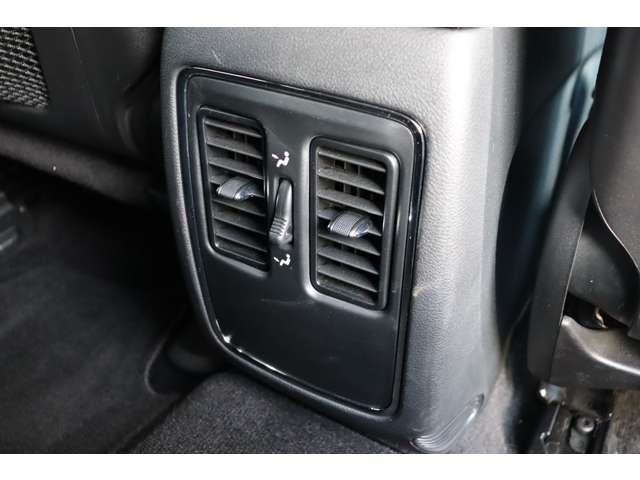 ジープ・グランドチェロキー ラレード　当店買取車両　クルコン　純正ナビ　ＣＤ　Ｂｌｕｅｔｏｏｔｈ　ＵＳＢ　地デジ　Ｂカメラ　Ｓカメラ　Ｆカメラ　パワーシートパドルシＳ　ステアＳ　Ａライト　Ｓステップ　純１８ＡＷ　社外ドラレコ　ＥＴＣ（41枚目）