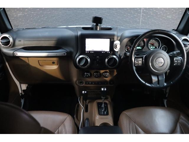 ジープ・ラングラーアンリミテッド サハラ　当店買取車両　社外グリル　Ｓステップ　ＡＬＰＩＮＥサウンド　クルコン　社外ナビ　地デジ　ＢＴ　Ｂカメラ　Ｓカメラ　茶本革　シートＨ　社外ＬＥＤライト　Ａライト　Ｆ／Ｒフォグ　純正１８インチＡＷ　ＥＴＣ（5枚目）