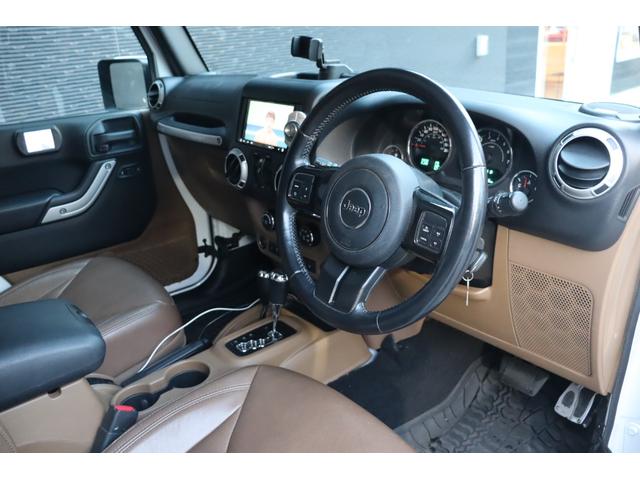 ジープ・ラングラーアンリミテッド サハラ　当店買取車両　社外グリル　Ｓステップ　ＡＬＰＩＮＥサウンド　クルコン　社外ナビ　地デジ　ＢＴ　Ｂカメラ　Ｓカメラ　茶本革　シートＨ　社外ＬＥＤライト　Ａライト　Ｆ／Ｒフォグ　純正１８インチＡＷ　ＥＴＣ（10枚目）