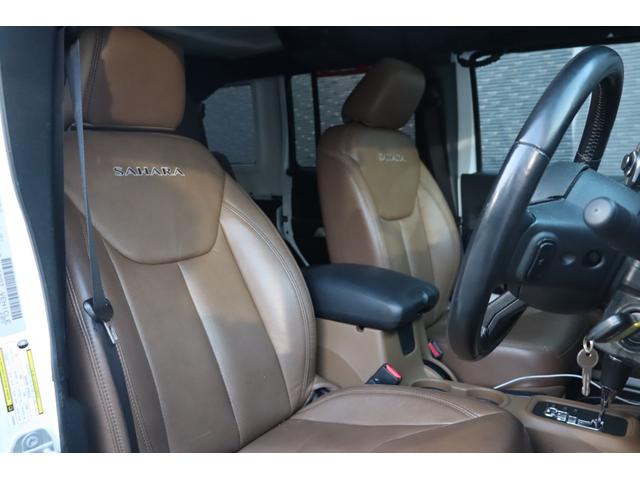 ジープ・ラングラーアンリミテッド サハラ　当店買取車両　社外グリル　Ｓステップ　ＡＬＰＩＮＥサウンド　クルコン　社外ナビ　地デジ　ＢＴ　Ｂカメラ　Ｓカメラ　茶本革　シートＨ　社外ＬＥＤライト　Ａライト　Ｆ／Ｒフォグ　純正１８インチＡＷ　ＥＴＣ（11枚目）