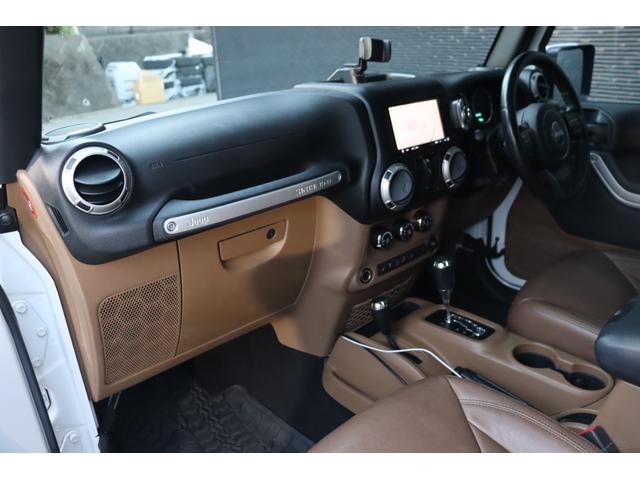 ジープ・ラングラーアンリミテッド サハラ　当店買取車両　社外グリル　Ｓステップ　ＡＬＰＩＮＥサウンド　クルコン　社外ナビ　地デジ　ＢＴ　Ｂカメラ　Ｓカメラ　茶本革　シートＨ　社外ＬＥＤライト　Ａライト　Ｆ／Ｒフォグ　純正１８インチＡＷ　ＥＴＣ（12枚目）