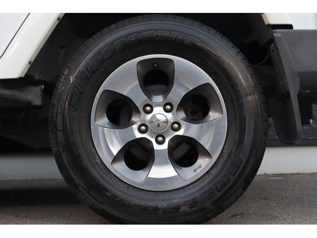 ジープ・ラングラーアンリミテッド サハラ　当店買取車両　社外グリル　Ｓステップ　ＡＬＰＩＮＥサウンド　クルコン　社外ナビ　地デジ　ＢＴ　Ｂカメラ　Ｓカメラ　茶本革　シートＨ　社外ＬＥＤライト　Ａライト　Ｆ／Ｒフォグ　純正１８インチＡＷ　ＥＴＣ（23枚目）