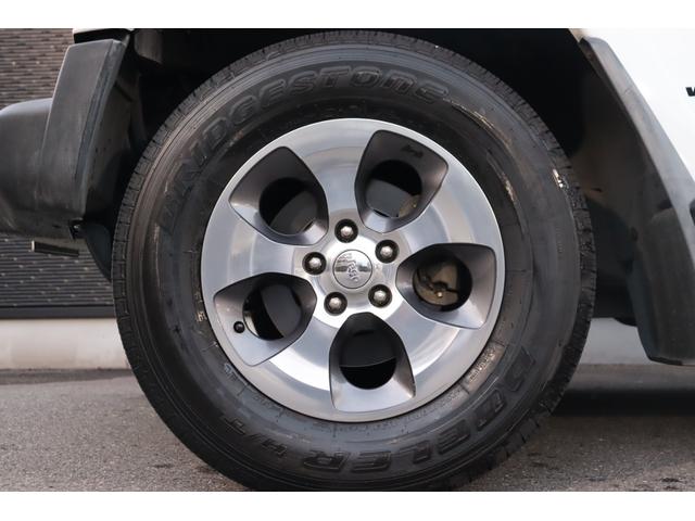 ジープ・ラングラーアンリミテッド サハラ　当店買取車両　社外グリル　Ｓステップ　ＡＬＰＩＮＥサウンド　クルコン　社外ナビ　地デジ　ＢＴ　Ｂカメラ　Ｓカメラ　茶本革　シートＨ　社外ＬＥＤライト　Ａライト　Ｆ／Ｒフォグ　純正１８インチＡＷ　ＥＴＣ（24枚目）