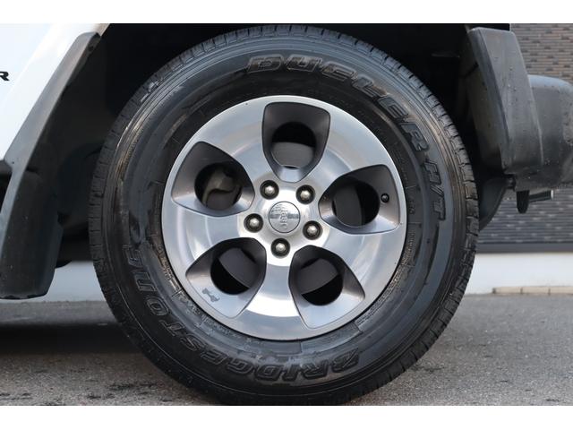 ジープ・ラングラーアンリミテッド サハラ　当店買取車両　社外グリル　Ｓステップ　ＡＬＰＩＮＥサウンド　クルコン　社外ナビ　地デジ　ＢＴ　Ｂカメラ　Ｓカメラ　茶本革　シートＨ　社外ＬＥＤライト　Ａライト　Ｆ／Ｒフォグ　純正１８インチＡＷ　ＥＴＣ（26枚目）